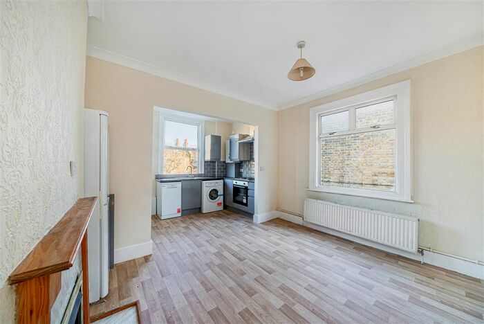 2 Bedroom Flat To Rent In Aylmer Road, London, W12