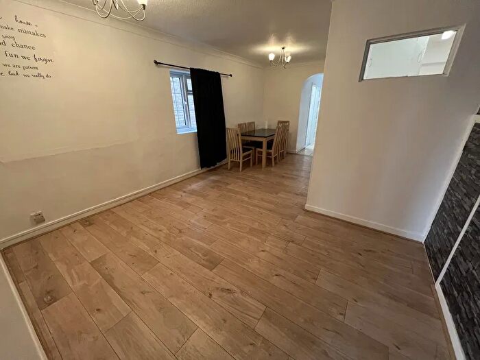 4 Bedroom Terraced House To Rent In Birley Road, London, N20