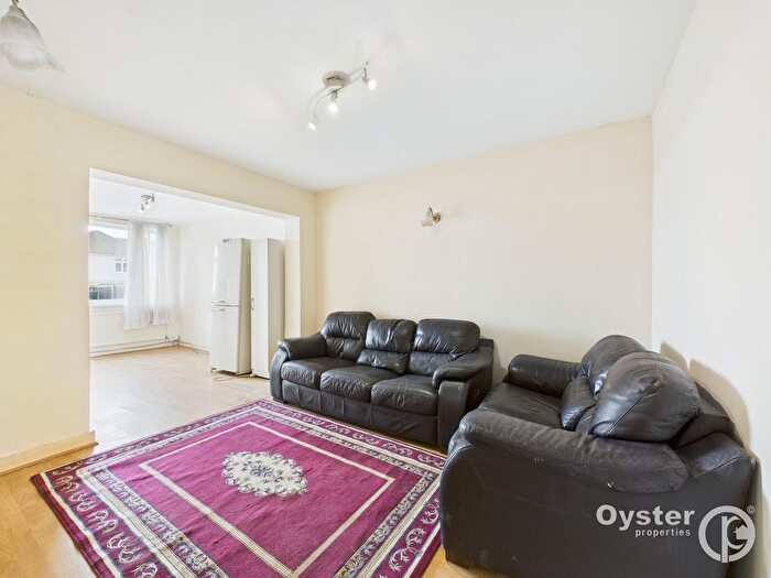 4 Bedroom Semi-Detached House To Rent In Taunton Way, Stanmore, HA7