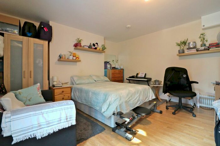 Studio To Rent In The Grove, Ealing, W5