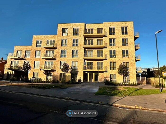 2 Bedroom Flat To Rent In Station Road, Langley, Slough, SL3