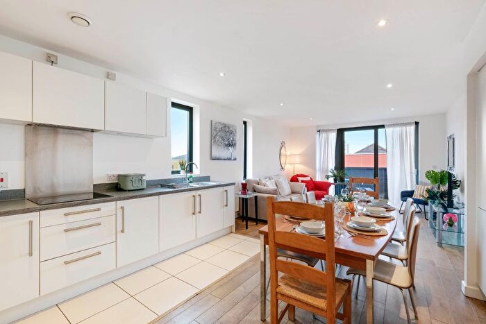 3 Bedroom Flat To Rent In Harford Street, London, E1