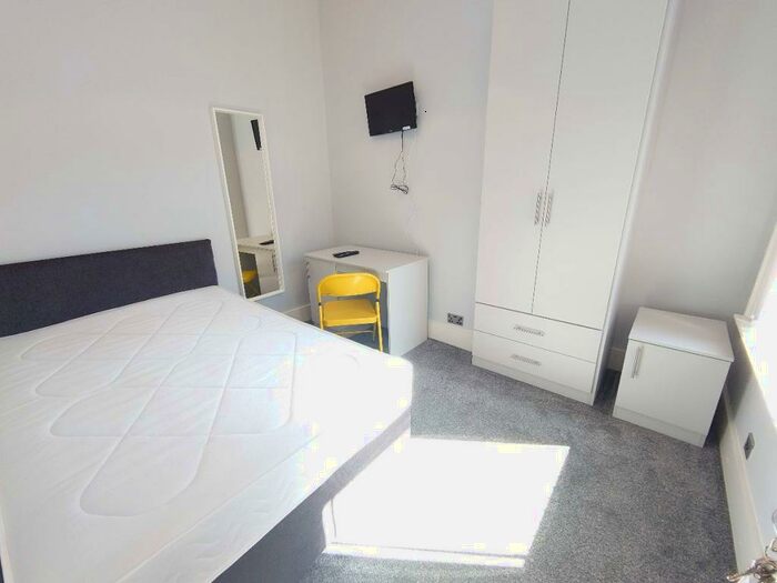 4 Bedroom Terraced House To Rent In Malvern Road, Kensington, L6