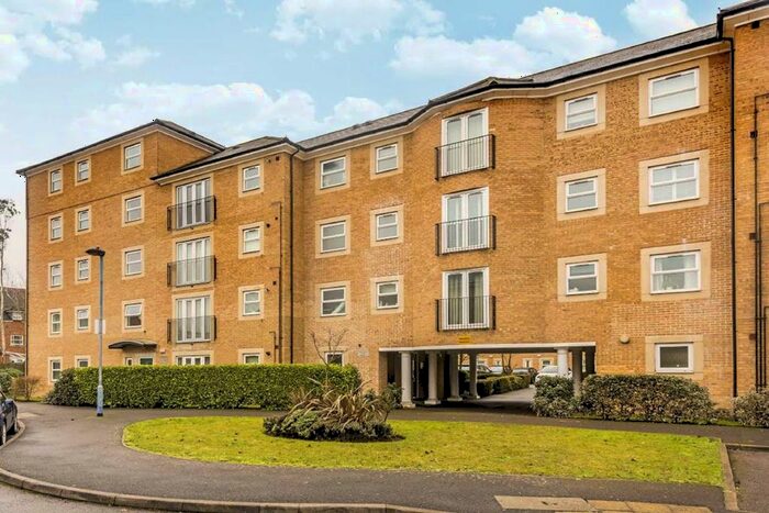 3 Bedroom Flat To Rent In White Lodge Close, Isleworth, TW7