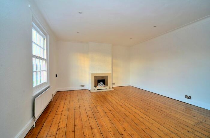 3 Bedroom Flat For Sale In The Broadway, Thames Ditton, KT7