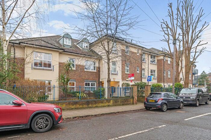 2 Bedroom Flat For Sale In Lower Kings Road, Kingston Upon Thames, KT2