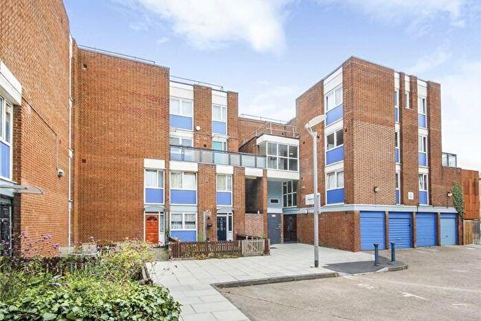 2 Bedroom Flat To Rent In Roman Road, London, E3