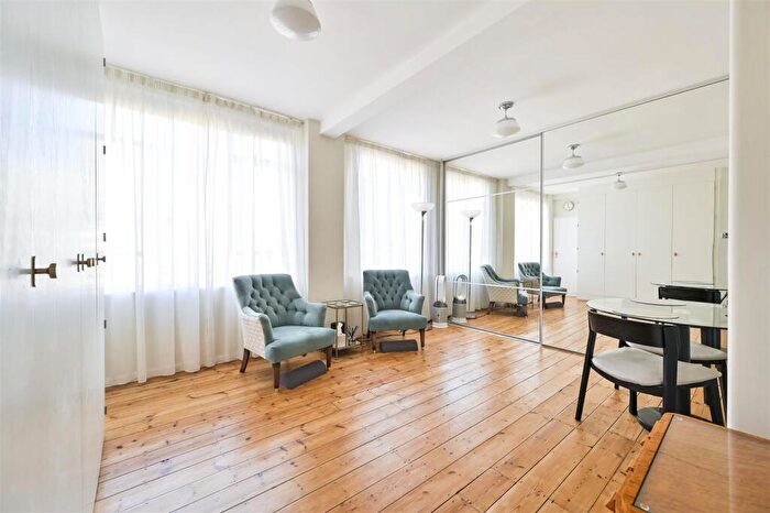 Apartment For Sale In Florin Court, Charterhouse Square, London, EC1M