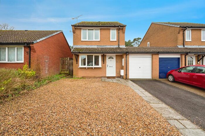 3 Bedroom Link Detached House For Sale In Arun Road, West End, Southampton, SO18
