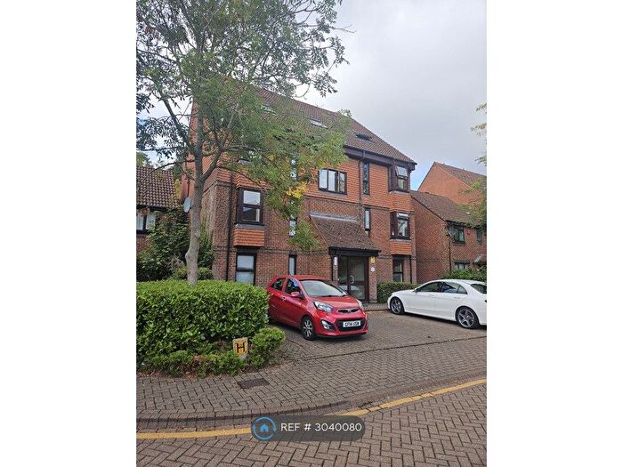 Studio To Rent In Turnpike Lane, Sutton, SM1