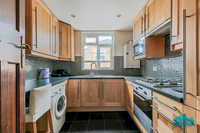 2 Bedroom Flat To Rent In Beaconsfield Road, Friern Barnet, London, N11