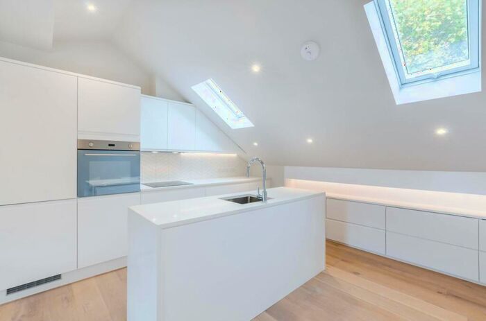 2 Bedroom Flat To Rent In Cavendish Road, Balham, London, SW12