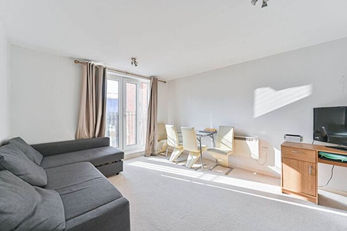 2 Bedroom Flat To Rent In Streatham High Road, Streatham, London, SW16