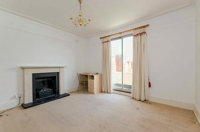 3 Bedroom Flat To Rent In Queens Club Gardens, Barons Court, London, W14