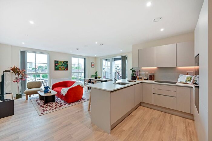 3 Bedroom Flat To Rent In Marble House, Hayes And Harlington, Hayes, UB3
