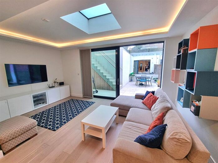 3 Bedroom Flat To Rent In Messaline Avenue, Acton, W3