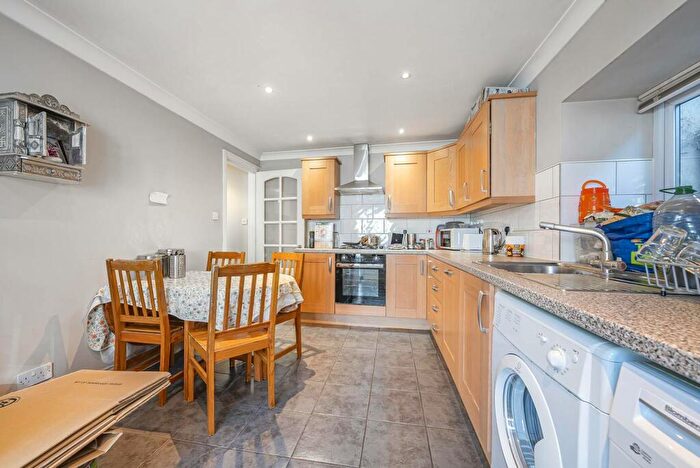 2 Bedroom Flat To Rent In Beaconsfield Road, Friern Barnet, London, N11