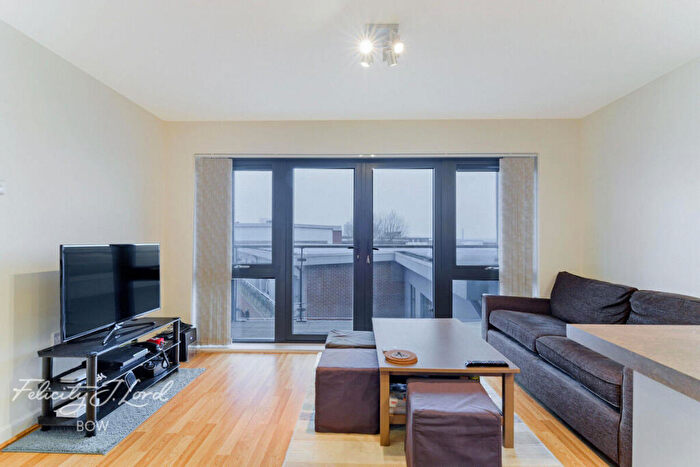 2 Bedroom Flat To Rent In Windsor Court, Bow, E3