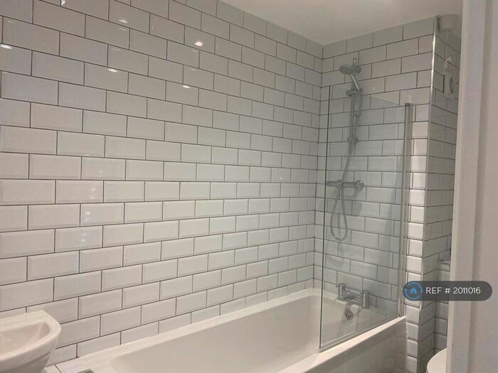 2 Bedroom Flat To Rent In Newton Park Court, Leeds, LS7