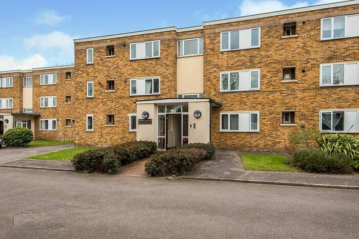 3 Bedroom Flat To Rent In Kneller Road, Whitton, Twickenham, TW2