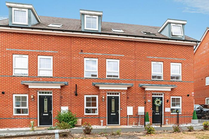 3 Bedroom Town House For Sale In Simpson Road, Basingstoke, RG21