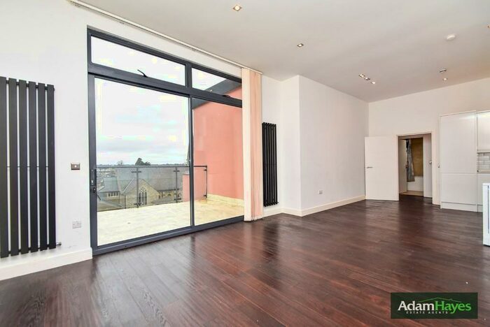 4 Bedroom Apartment To Rent In Ballards Lane, North Finchley, N12