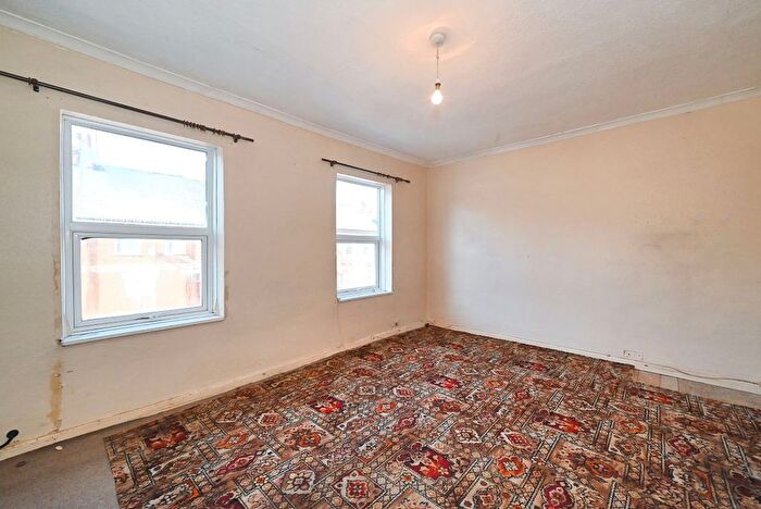 3 Bedroom Terraced House For Sale In De Beauvoir Road, Reading, Berkshire, RG1