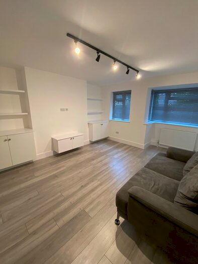 1 Bedroom Flat To Rent In Grove Close, Avenue Road, London, N14
