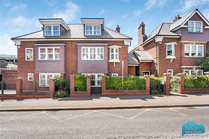 4 Bedroom Semi-Detached House For Sale In Bunns Lane, London, NW7