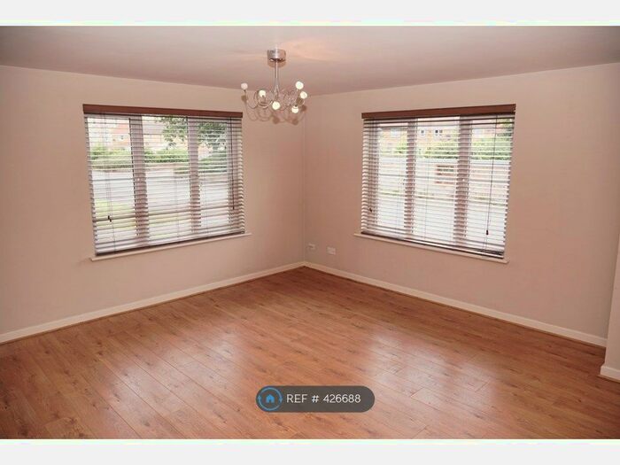 2 Bedroom Flat To Rent In Tullis Gardens, Glasgow, G40