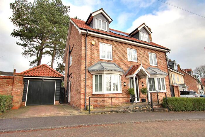 5 Bedroom Detached House For Sale In St. Marys Walk, Swanland, HU14