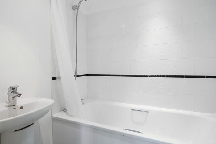 1 Bedroom Flat To Rent In Rosemount Apartments, Rosemount Avenue, West Byfleet, Surrey, KT14