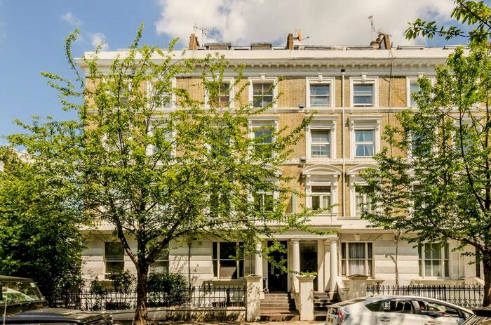 2 Bedroom Flat To Rent In Redcliffe Gardens, Chelsea, London, SW10