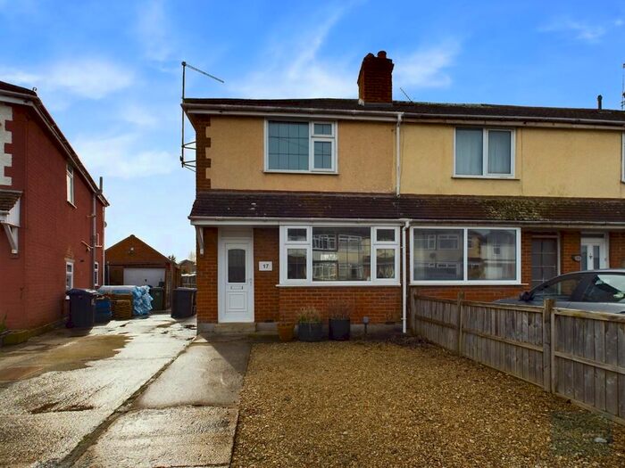 3 Bedroom Semi-Detached House To Rent In Warwick Crescent, Melksham, SN12