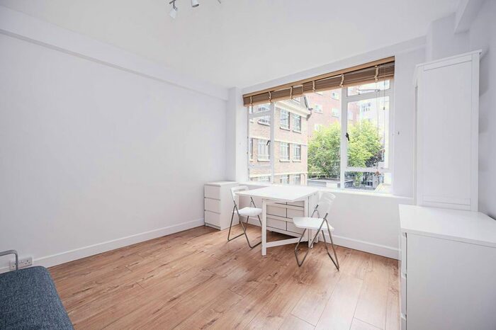 Studio To Rent In Charterhouse Square, Clerkenwell, London, EC1M