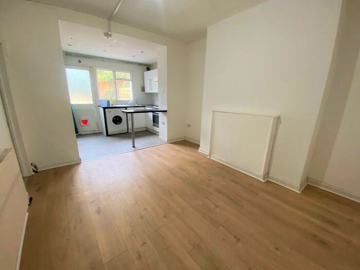 1 Bedroom Ground Maisonette To Rent In Lower Ground Floor, Drayton Park, N5