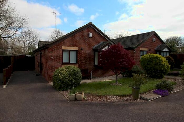 2 Bedroom Bungalow To Rent In Chestnut Close, Rushden, NN10