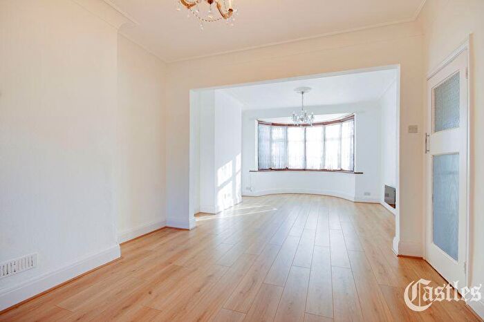 3 Bedroom Terraced House For Sale In North Circular Road, London, N13