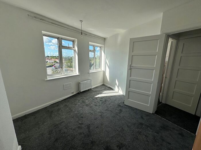 3 Bedroom Maisonette To Rent In Kendal Parade, Edmonton, N18
