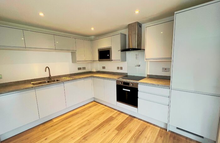 2 Bedroom Flat For Sale In Bath Road, Reading, RG7