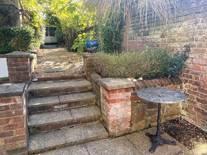 1 Bedroom Flat To Rent In Epsom Road, Holy Trinity, GU1