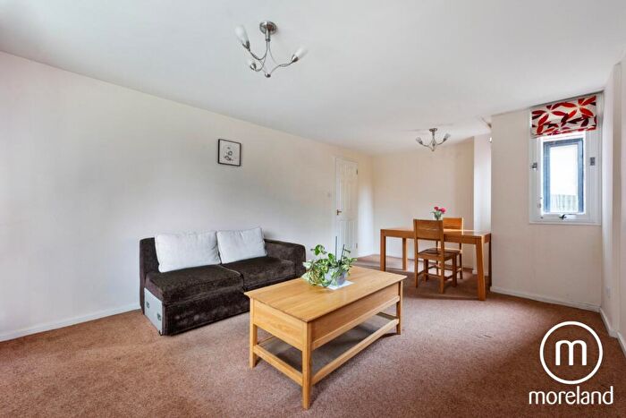 2 Bedroom Apartment To Rent In Chandos Way, Golders Green, NW11