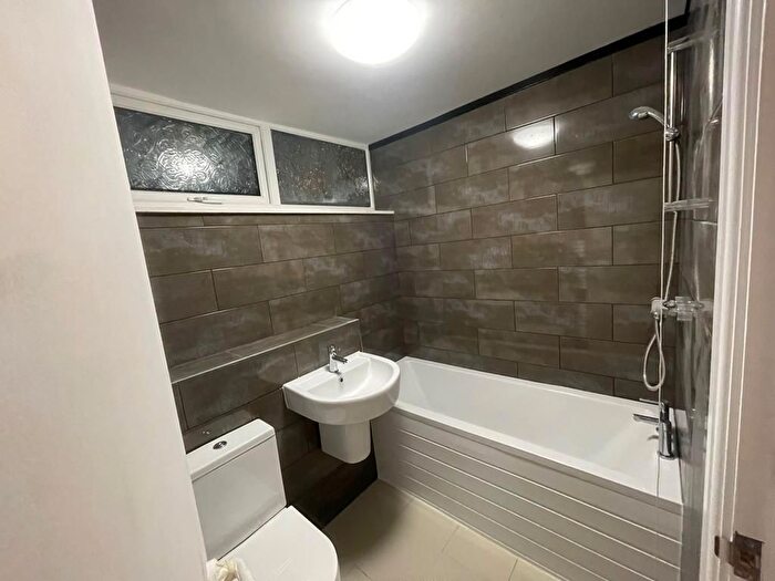 4 Bedroom Maisonette To Rent In Ballantyne Road, Farnborough, GU14