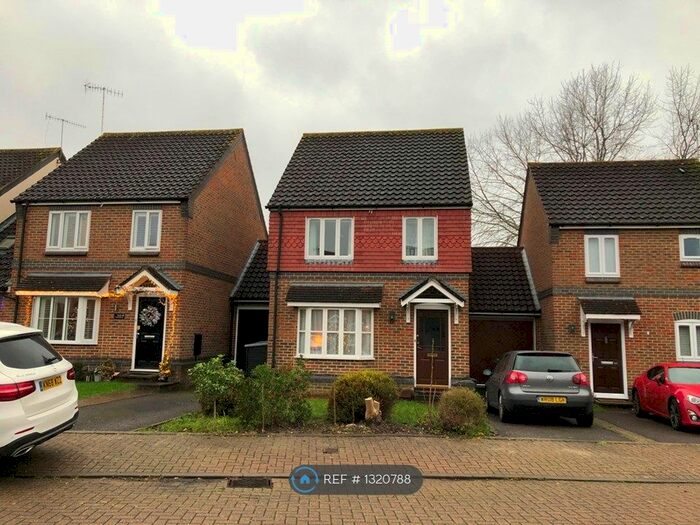 3 Bedroom Detached House To Rent In Kaye Don Way, Weybridge, KT13