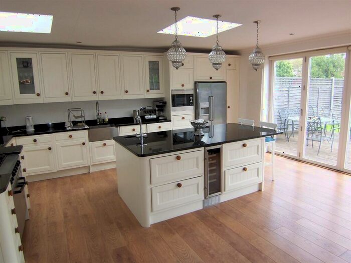 4 Bedroom House To Rent In Green Lane, Worcester Park, KT4