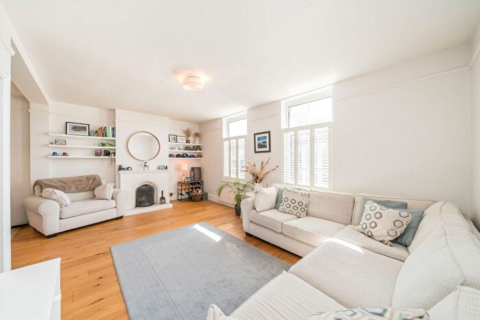 3 Bedroom Maisonette For Sale In Queens Road, Weybridge, KT13