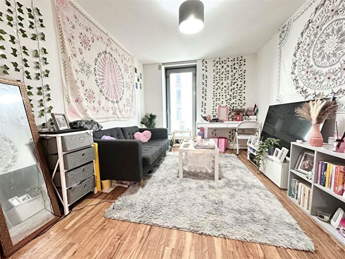 1 Bedroom Flat For Sale In Michigan Avenue, Salford, M50
