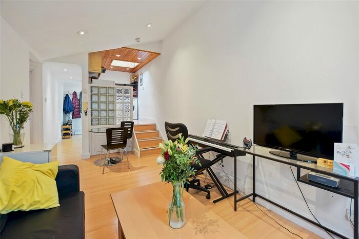 2 Bedroom Flat To Rent In Loftus Road, Shepherds Bush, London, W12