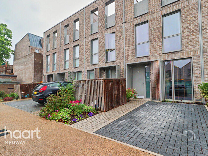3 Bedroom Town House To Rent In Khartoum Parade, Chatham, ME4