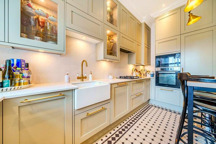 2 Bedroom Flat To Rent In Wetherby Gardens, South Kensington, London, SW5